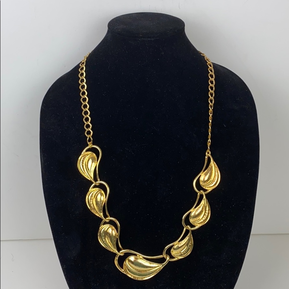 Tuleste Necklace Gold Tone Leaf Design 28”